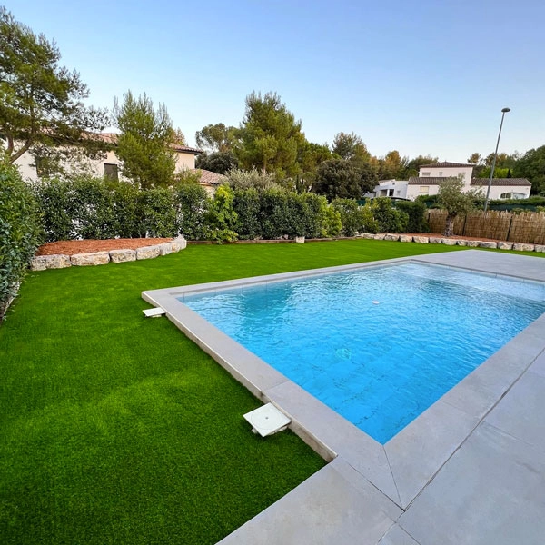 pelousart-gazon-synthetique-tour-de-piscine-beziers-agde