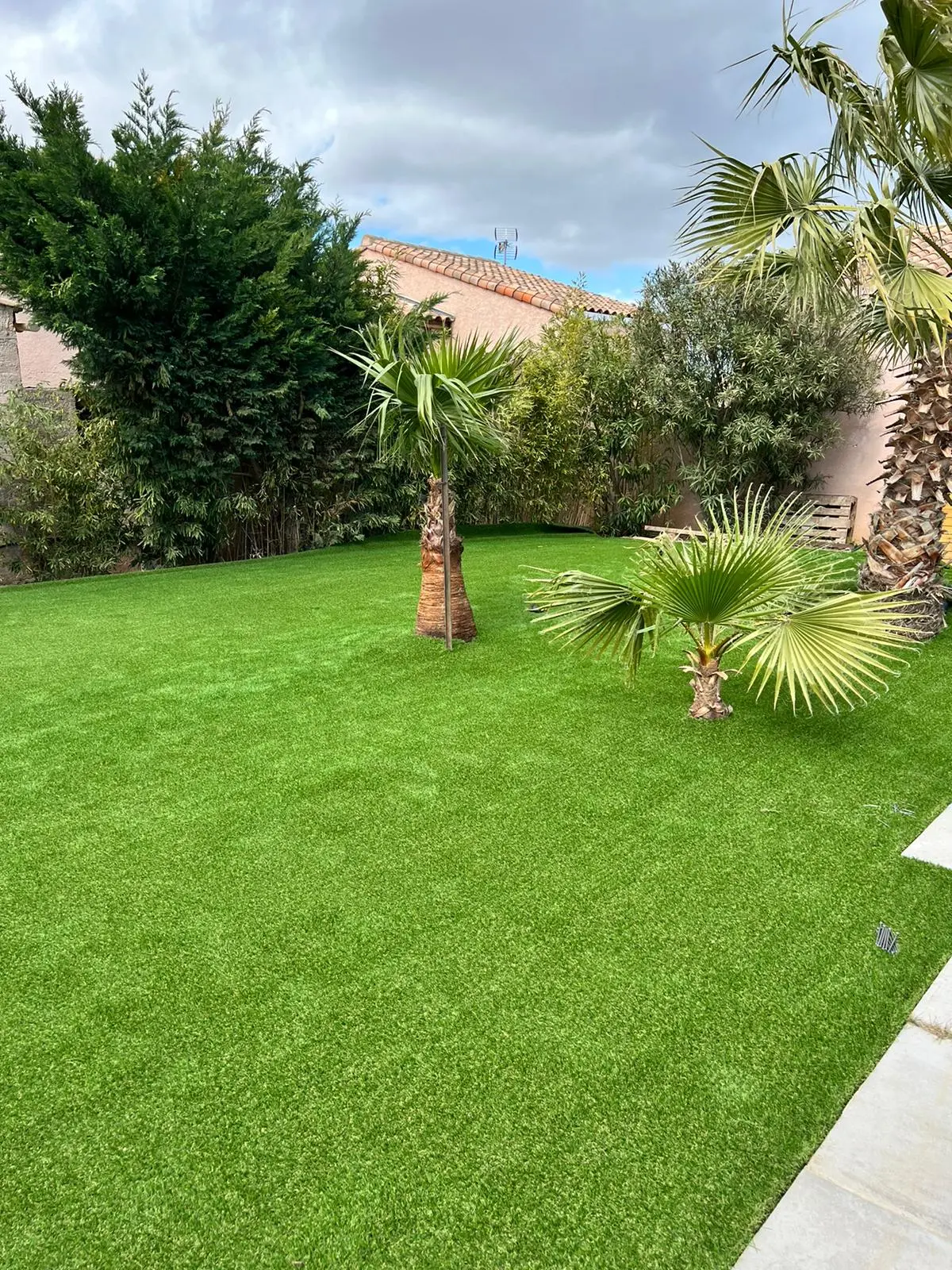 Pose de gazon synthétique jardin particulier à Béziers